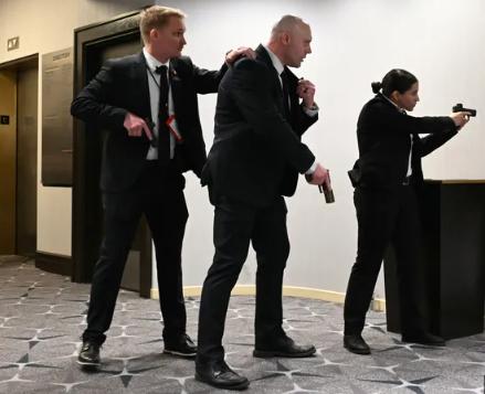 【特朗普作为总统首次出席白宫记者协会晚宴期间，华盛顿希尔顿酒店晚宴现场附近发生枪