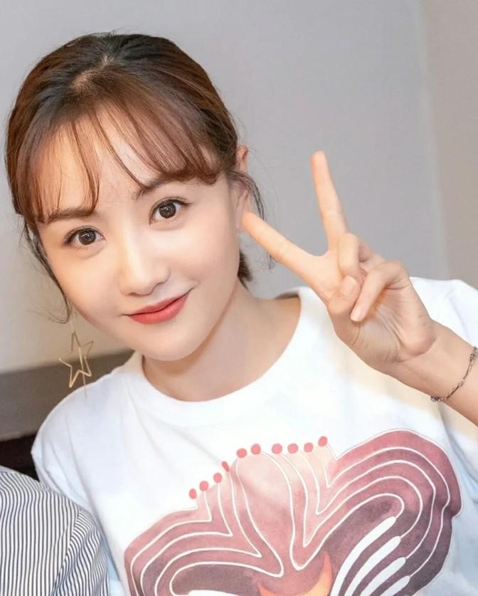 杨蓉在节目上，被问到：“听说，你很懒，曾经拒绝了知名导演的邀请，不然你早就走红了