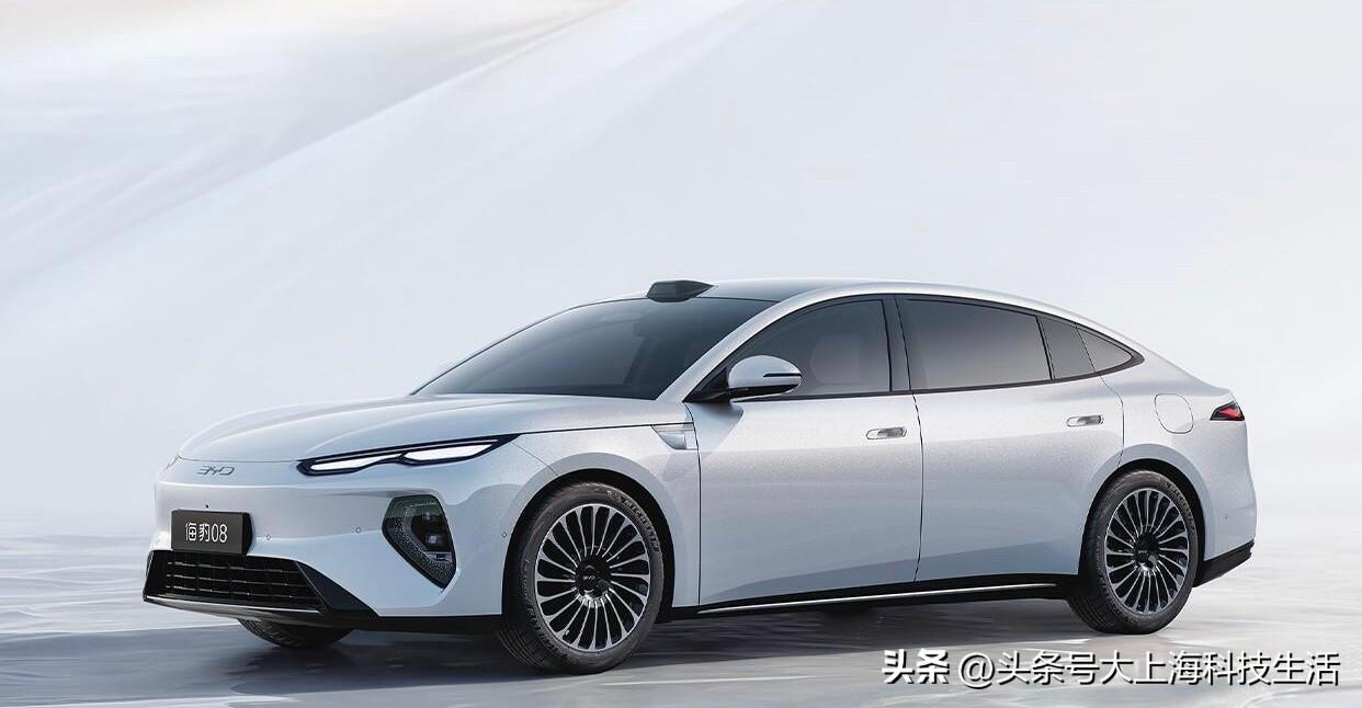 比亚迪6月份销量出来了。

单月销售超过40万辆，海外销售超过17万辆，再次刷新