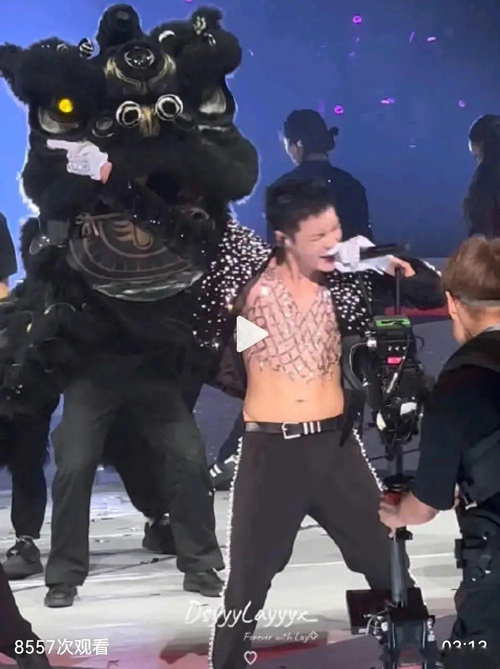 张艺兴是有什么裸漏癖吗？每次演唱会都要漏上半身 ​​​