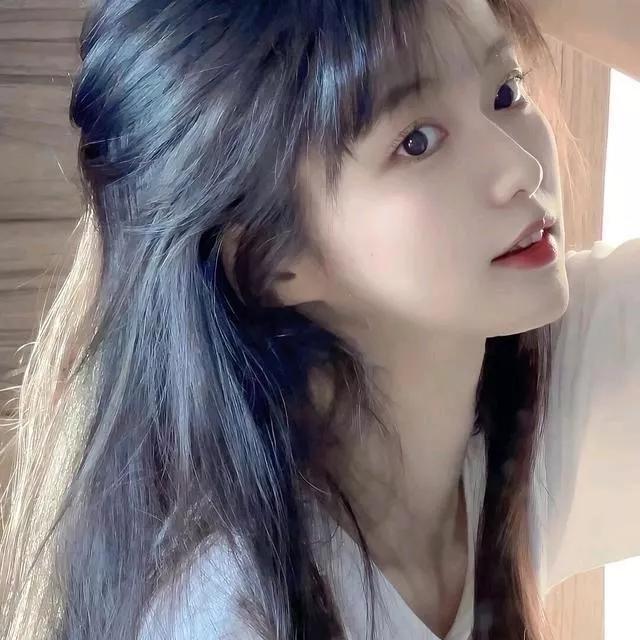 梦幻蓝发少女，阳光下的温柔微笑温柔蓝裙少女 粉头发少女 紫色头发少女 白的发光少