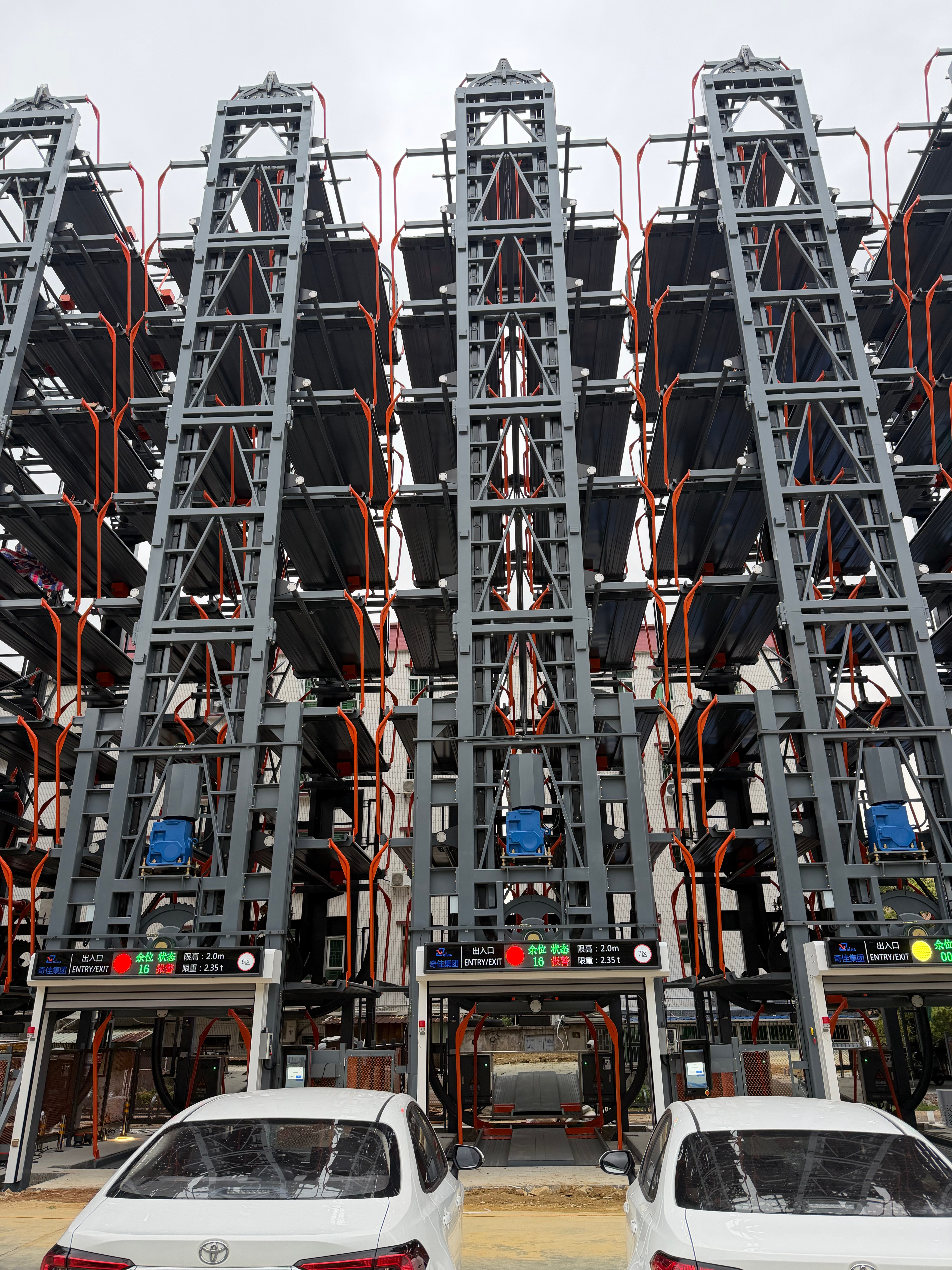 山里立体车库在调试了，找了两台一年两箱油的车来测试，好奇为啥找这种车，瞄了一下，