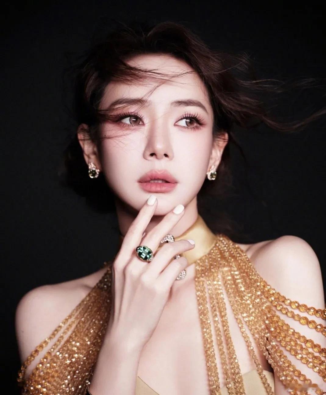 戚薇把自己肖像授权AI，打造虚拟数字人韩清夏，算是内娱现役艺人里头一个。不少明星