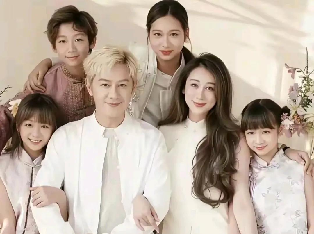 一家子高颜值

儿子最像爸爸

女儿也是个个漂亮

当初丽莎坚持生四个孩子

人