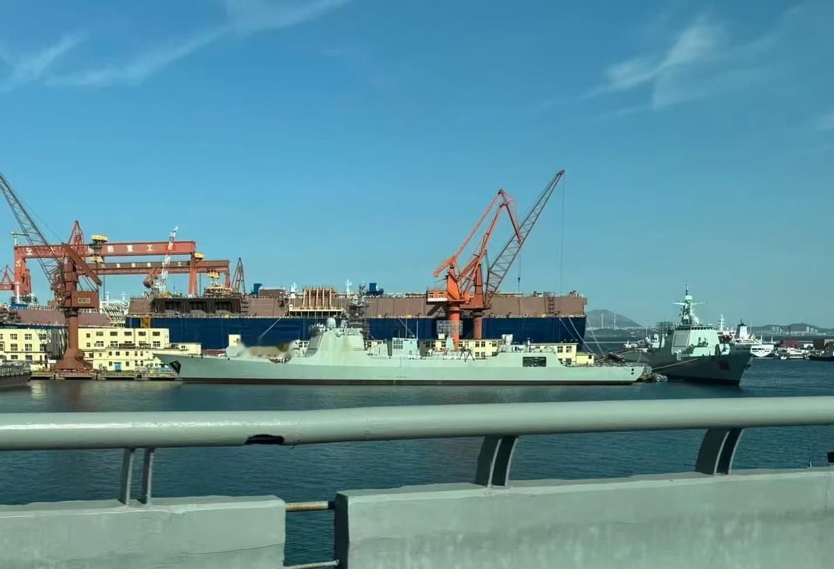 这是北方船厂内的新批次的两艘052D！最新一批次的052D型驱逐舰的满载排水量已