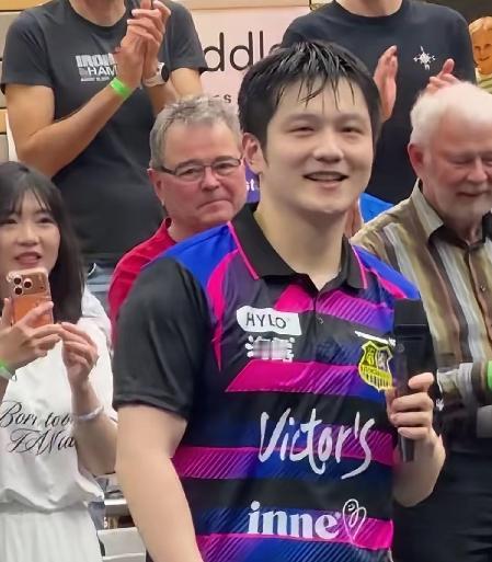 樊振东德甲告别仪式上，最令人破防的画面不是他笑着向大家说告别语，也不是赛前现场合