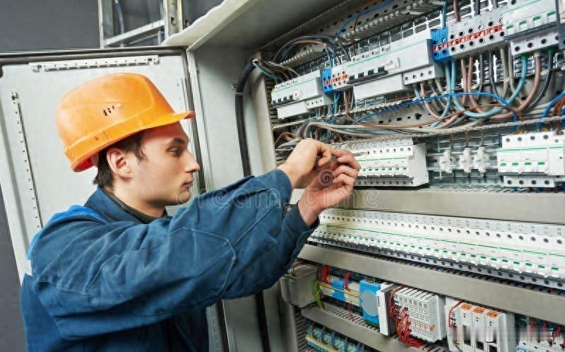 AI算力飙得飞快，电工师傅排不上队，数据中心的空调还没装好。
黄仁勋说要招水管工