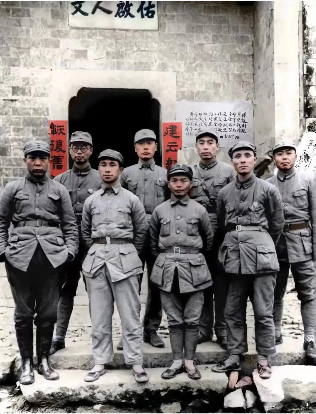 抗日战争时期，周恩来到新四军军部合影

1939年2月，在新四军军部云岭新村陈氏
