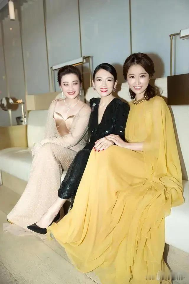 感觉林心如一身黄色拖地长裙，温婉大气，气质更胜一筹，你觉得呢？林心如1976年，