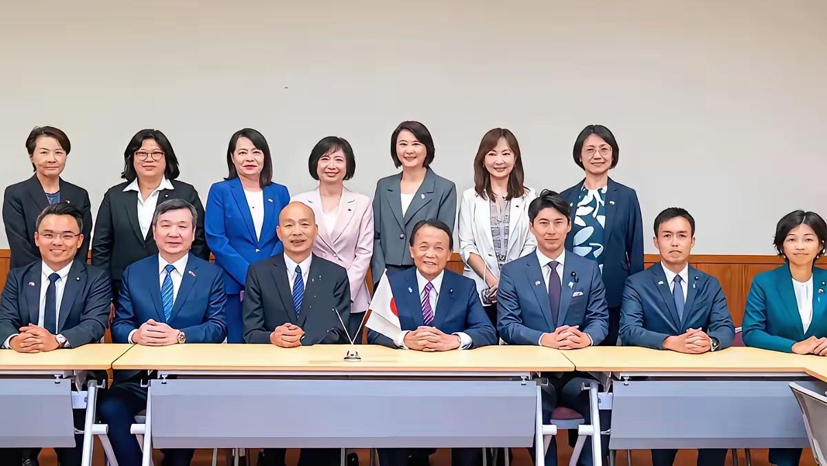 这张照片挑衅意味浓厚。
韩国瑜卑躬屈膝去到了日本，现在也只能去日本了，他们也知道