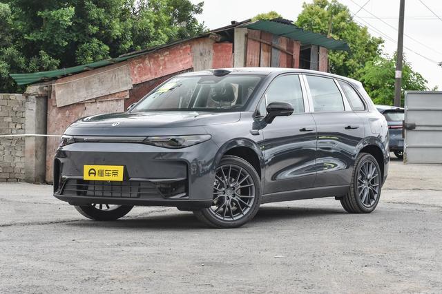 对比多款车型后，入手了零跑C10增程激光雷达版。181cm驾驶位头部有富余，后排