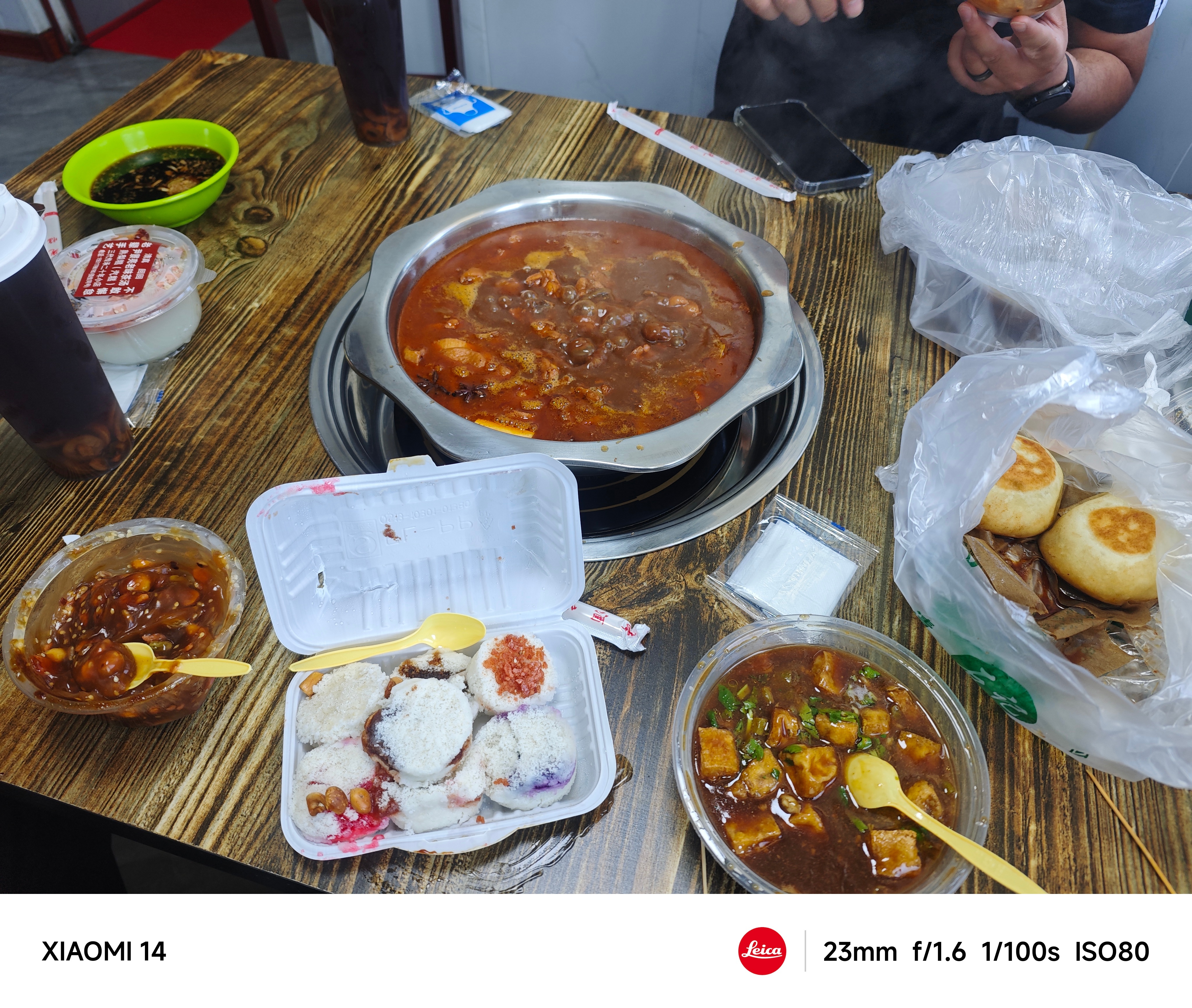 门钉肉饼，油炸豆腐，蒸梨糕，茶汤，火锅鸡，今天真是一饱口福了，没想到清真美食这么