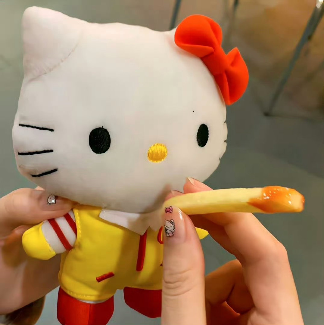 情感 出门前做着攻略时是幸福的，收拾着想要穿的衣服也幸福。 