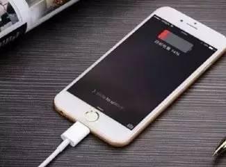 为什么手机电量到 20% 就掉得特别快？不是电池坏了，是手机在 "骗" 你

相