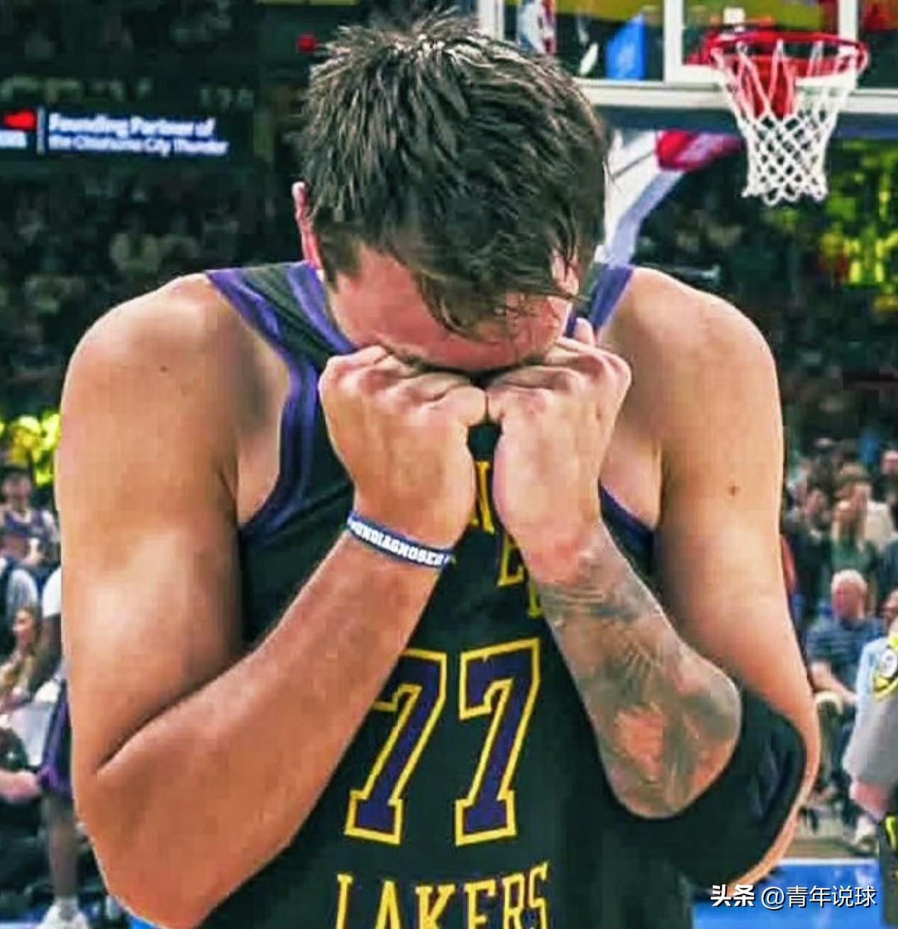 东契奇亏大了！

今天，东契奇在对阵雷霆队的比赛中不慎遭遇了左腿筋拉伤，提前伤退