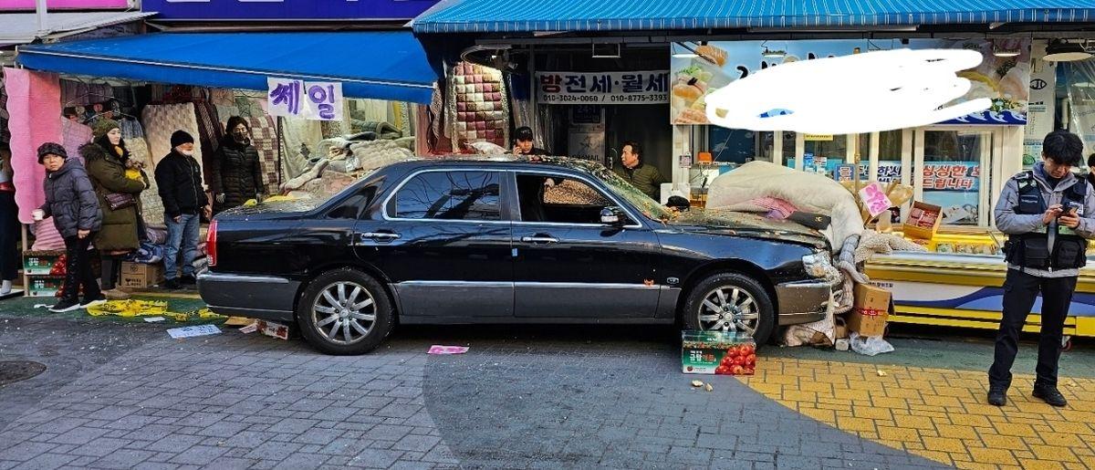 韩国突发，汽车撞入人群，与空难有关？

空难事故还没处理完，首尔又乱起来了。在2