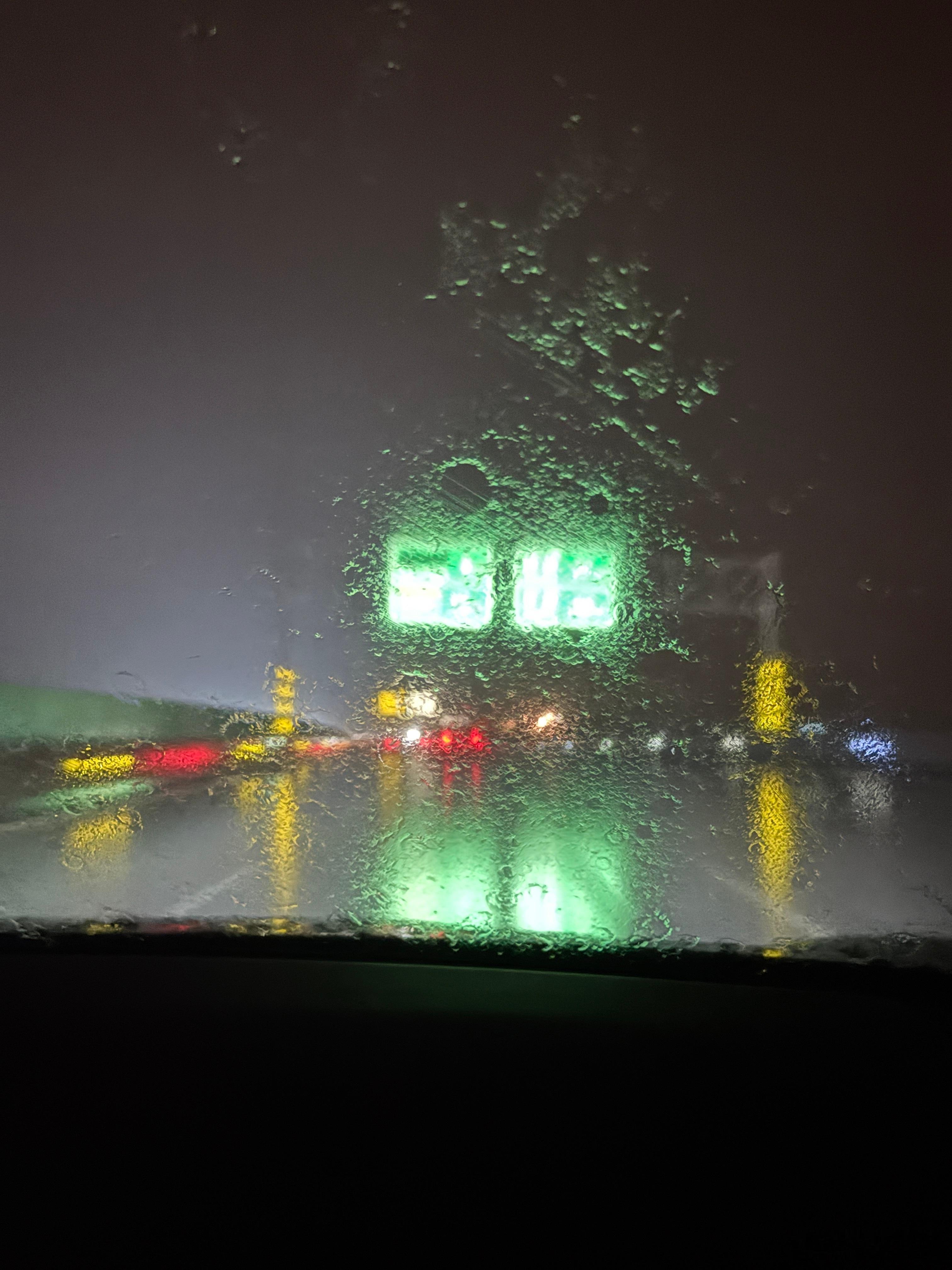湖北的高速雨很大大到一度看不清路面很久没有遇到这样的大雨路况了大家节假日出行一定