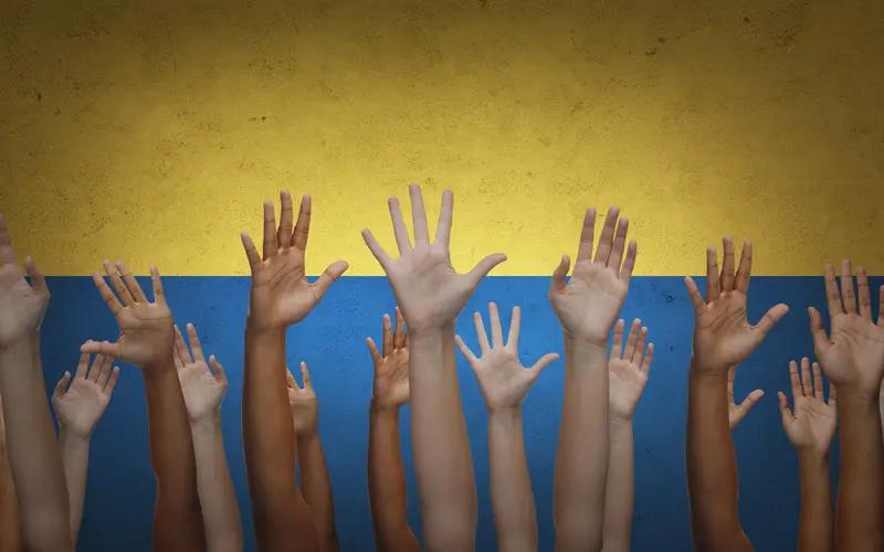 乌克兰选举筹备面临诸多难题。首先是安全问题，俄乌冲突持续，很多地区处于战区，民众