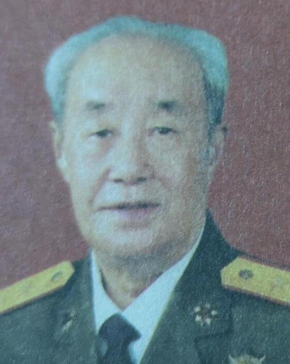 1961年原沈阳军区司令邓华上将前往川西高原视察，路遇驻军第130师，师长董占林