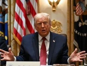 据《华尔街日报》报道，当最高法裁决他的关税违法时，特朗普正在白宫与各州州长举行闭