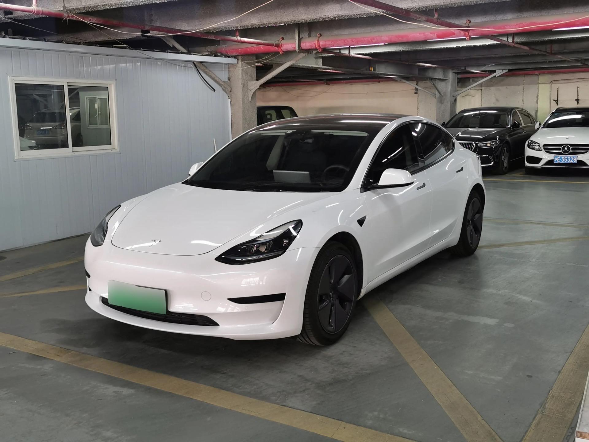 挑了很有意思的车，都是今天刚刚到店。白色特斯拉Model 3，2022...