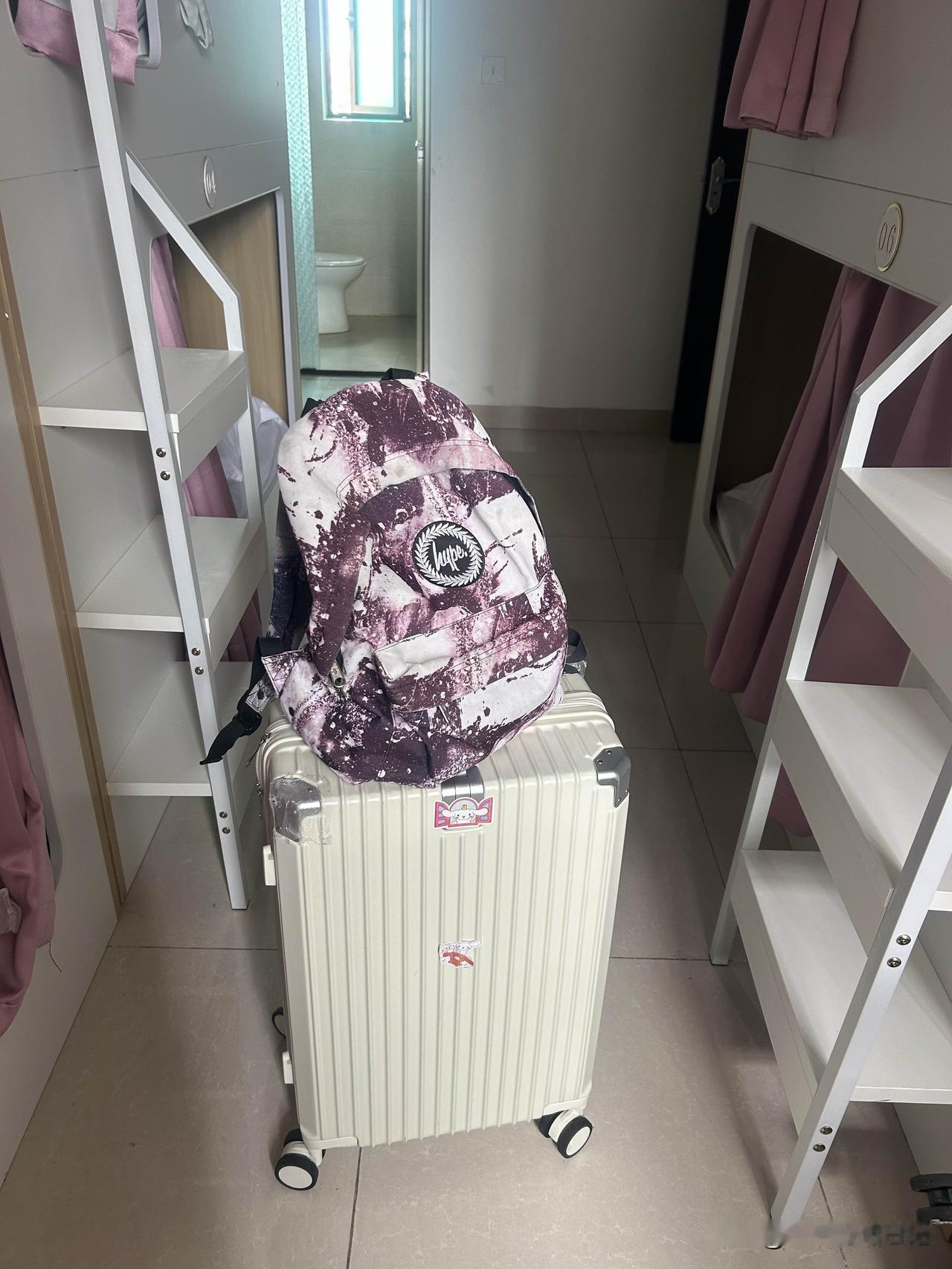 在海南两个多月住了三个青旅
图1-3海口青旅，六人间独立卫浴，一个床位一晚35（