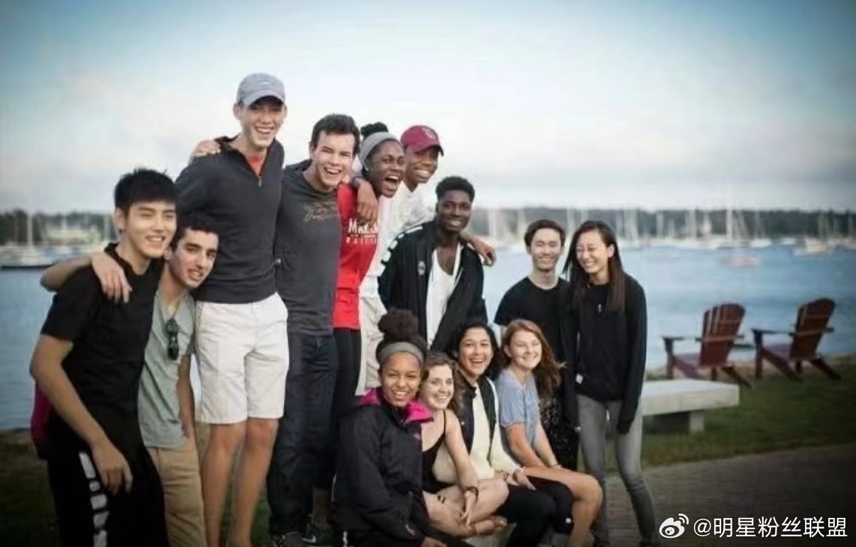 陈飞宇高中毕业照 旧照里的陈飞宇干净乖巧，很有气质。 