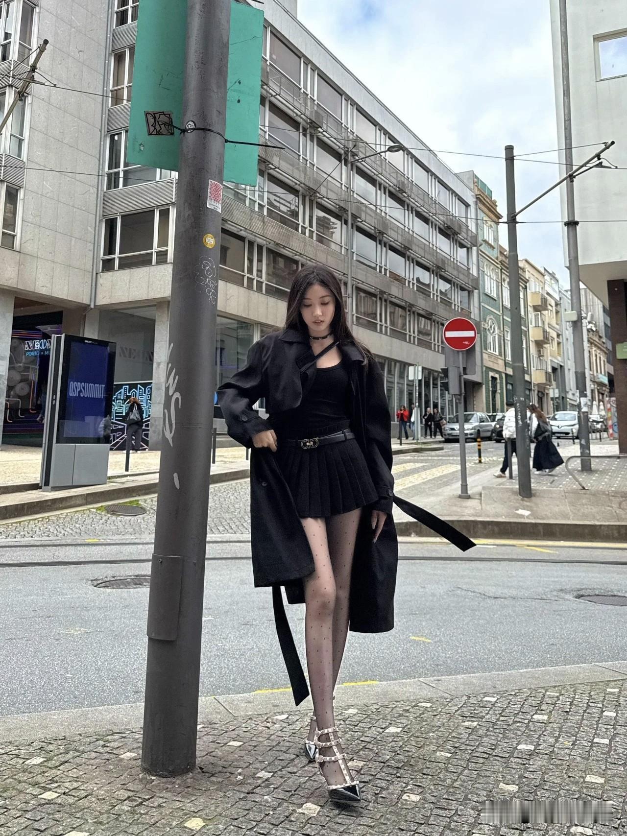 枫叶🍁|“风衣+小黑裙+波点袜”，自信洒脱，精致干练的都市女性时尚魅力波点丝穿