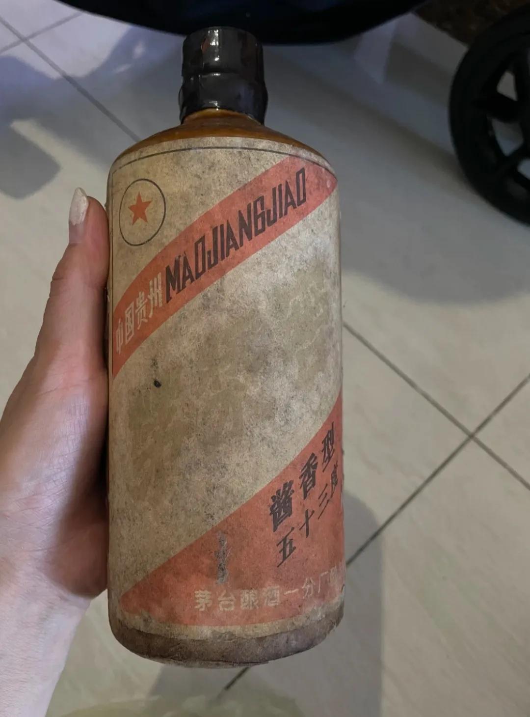 这酒还能喝吗？整理房间时翻出好几瓶，不知道我爸啥时候收藏的？