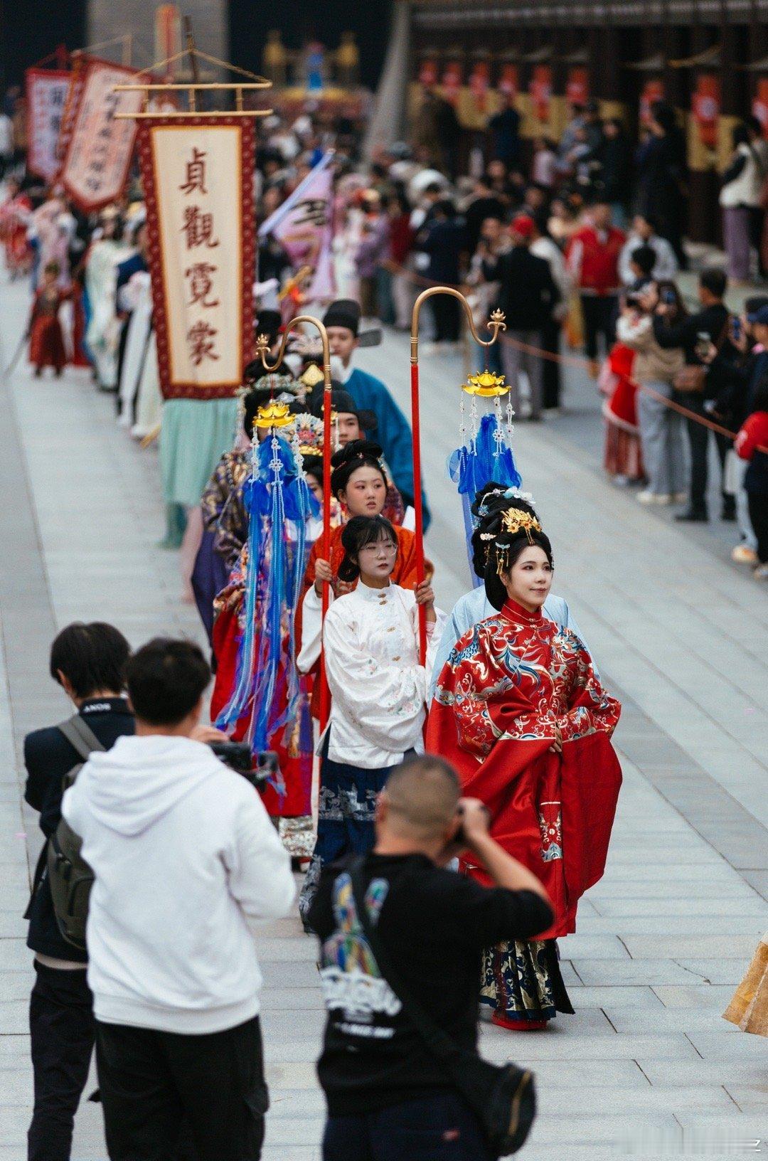 今日是11月22日汉服出行日，汉服同袍齐聚襄阳唐城，以汉服为媒，共赴一场跨越千年