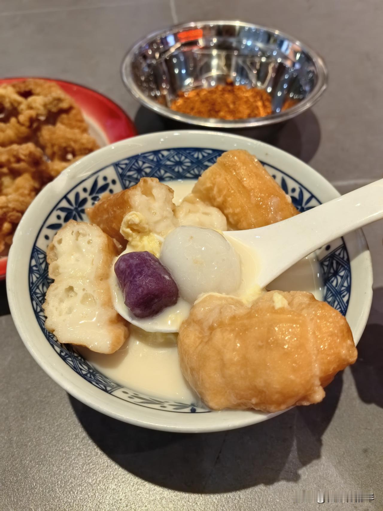 年前来水东街逛逛，好热闹，特别是晚上！一进美食街就看到这家豆花烤鱼店，人还挺多，