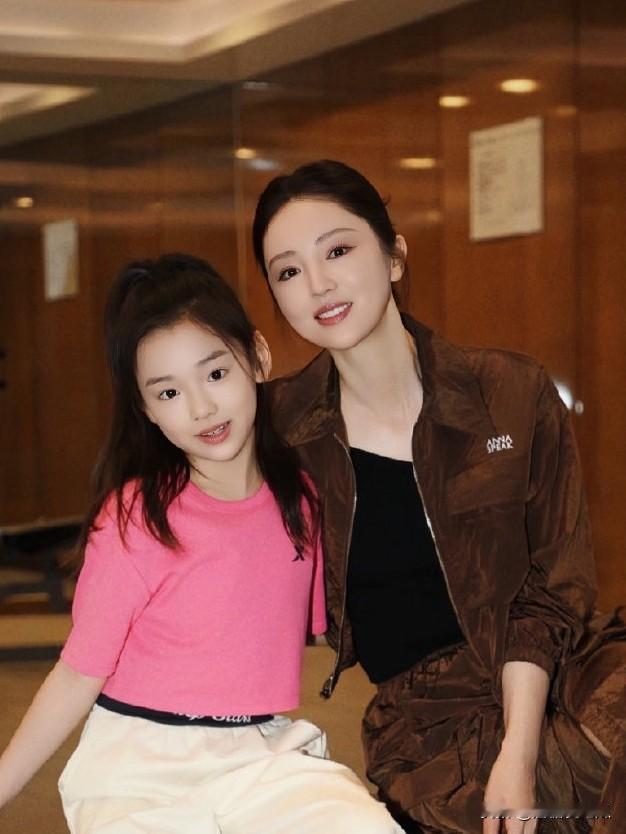董璇发文庆祝女儿暑假结束
所以说她打算生二胎是认真的吗，疲惫喜悦之情溢出屏幕，所