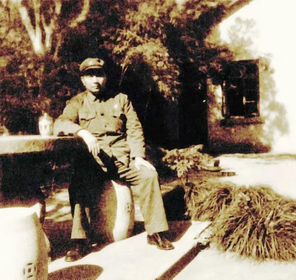 1970年，时任浙江省委书记，南京军区副司令员兼浙江省军区司令员，浙江省生产建设