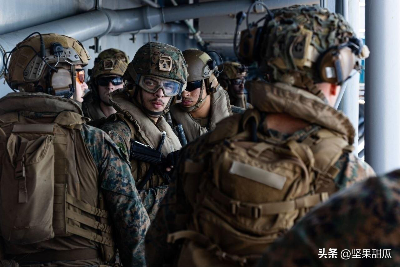 美国人最怕的时候到来了，美国海军陆战队预备役司令伦纳德·安德森四世中将指示人员，