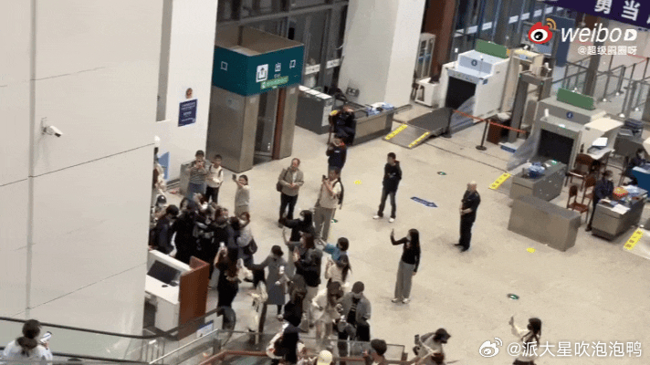 张凌赫的线下粉丝追星名场面来了，这个真的全是活粉甚至私生粉啊，直接活跃在线下的。