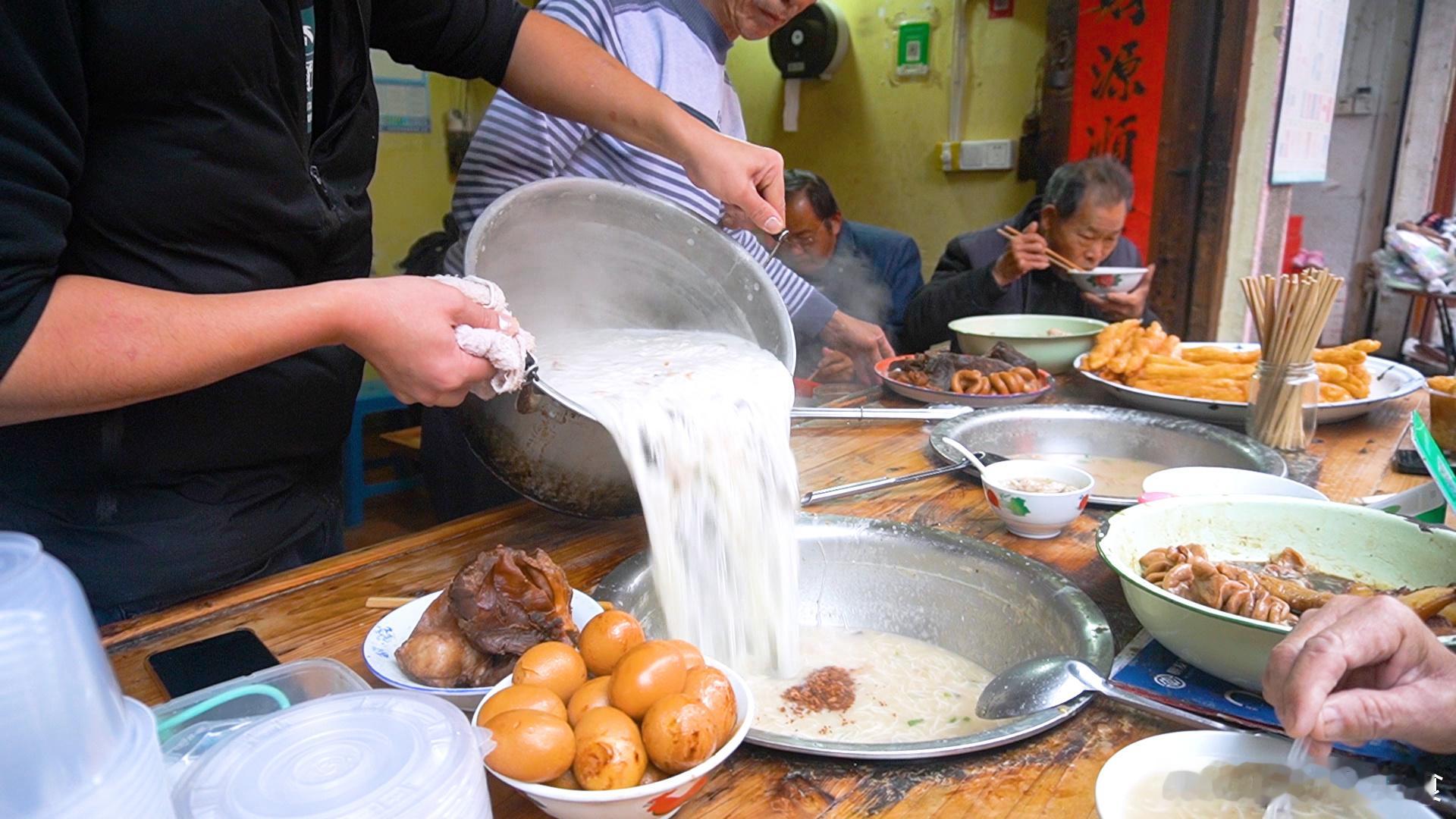 在福建漳州龙海有一道特别的小吃，仅用大米制作而成，既可以当早餐也能做成甜品，可甜