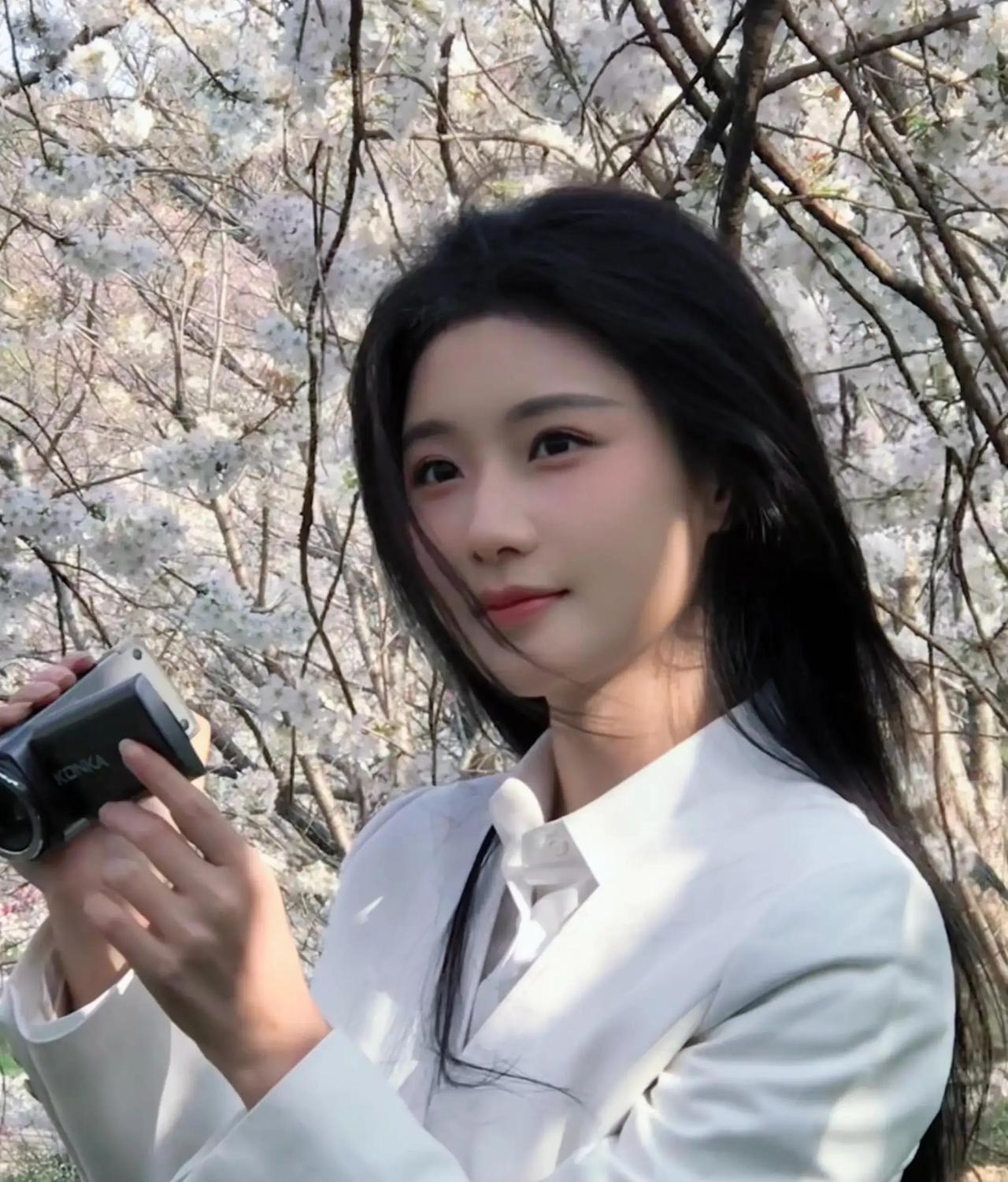 2026年3月，香港国际影视展现场，陈意涵一袭黑丝高跟亮相，44岁状态却让全场惊