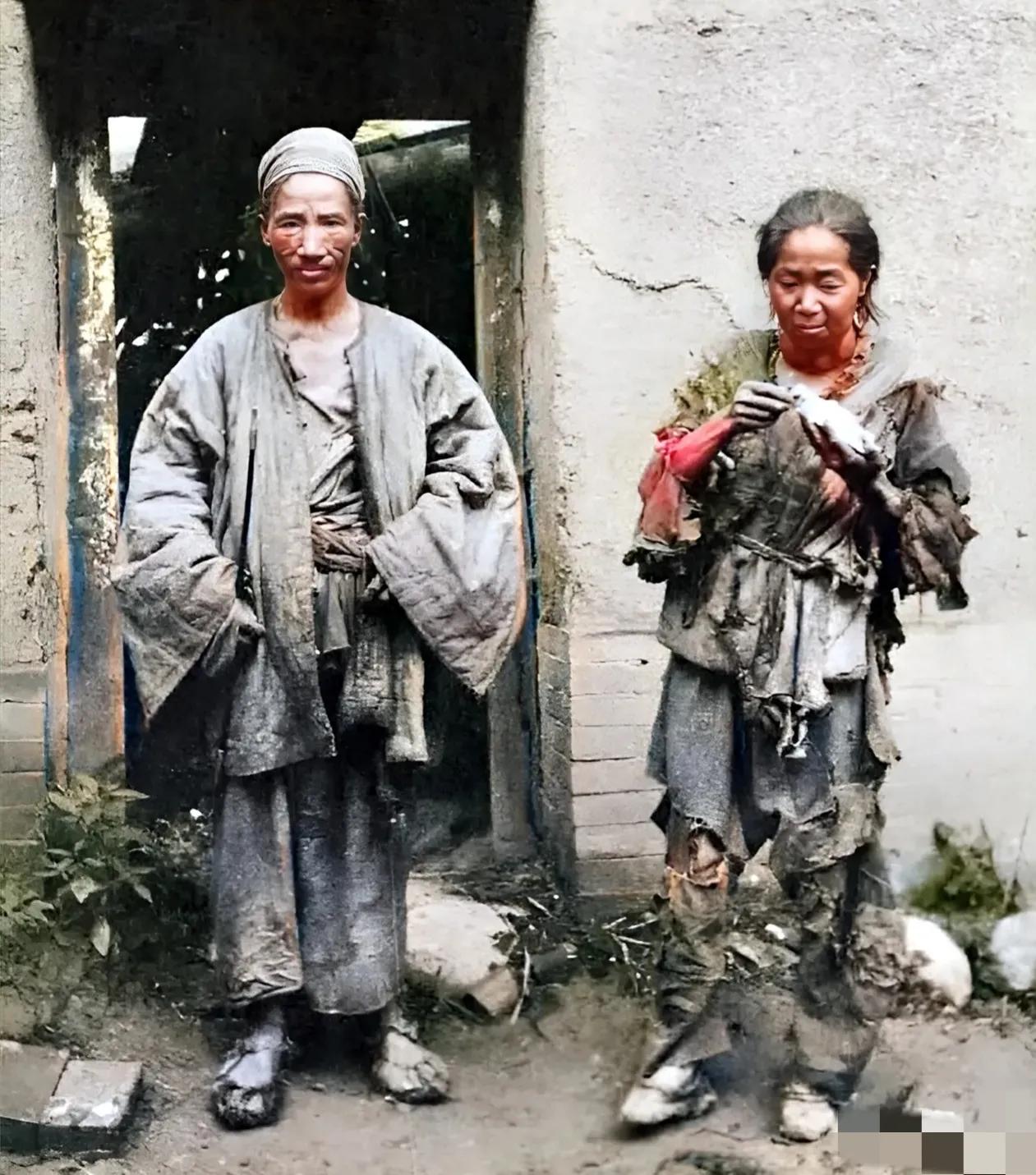 民国期间，甘肃某地，一对贫民夫妇，镜头中的他们衣衫褴褛，女主人手里拿着一个玉米棒