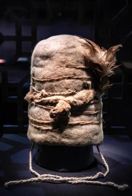 延安1942年的冬季，一种帽子忽然流行起来。它有两个特别之处：一是被认为全军最丑