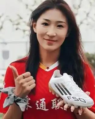 圈粉百万！女足博主李宇航再登央视，跨界绽放别样光彩！
        退役女足球