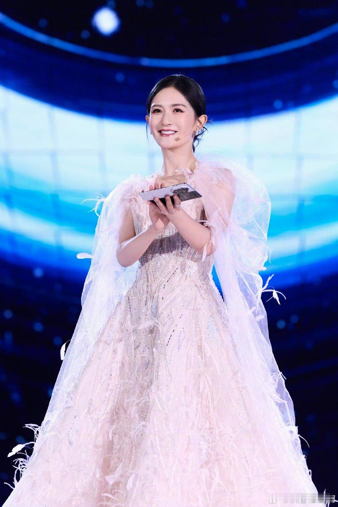 谢娜演唱会门票秒罄一代人的青春回响✨谢娜成都演唱会门票秒售罄，是情怀也是热爱。从