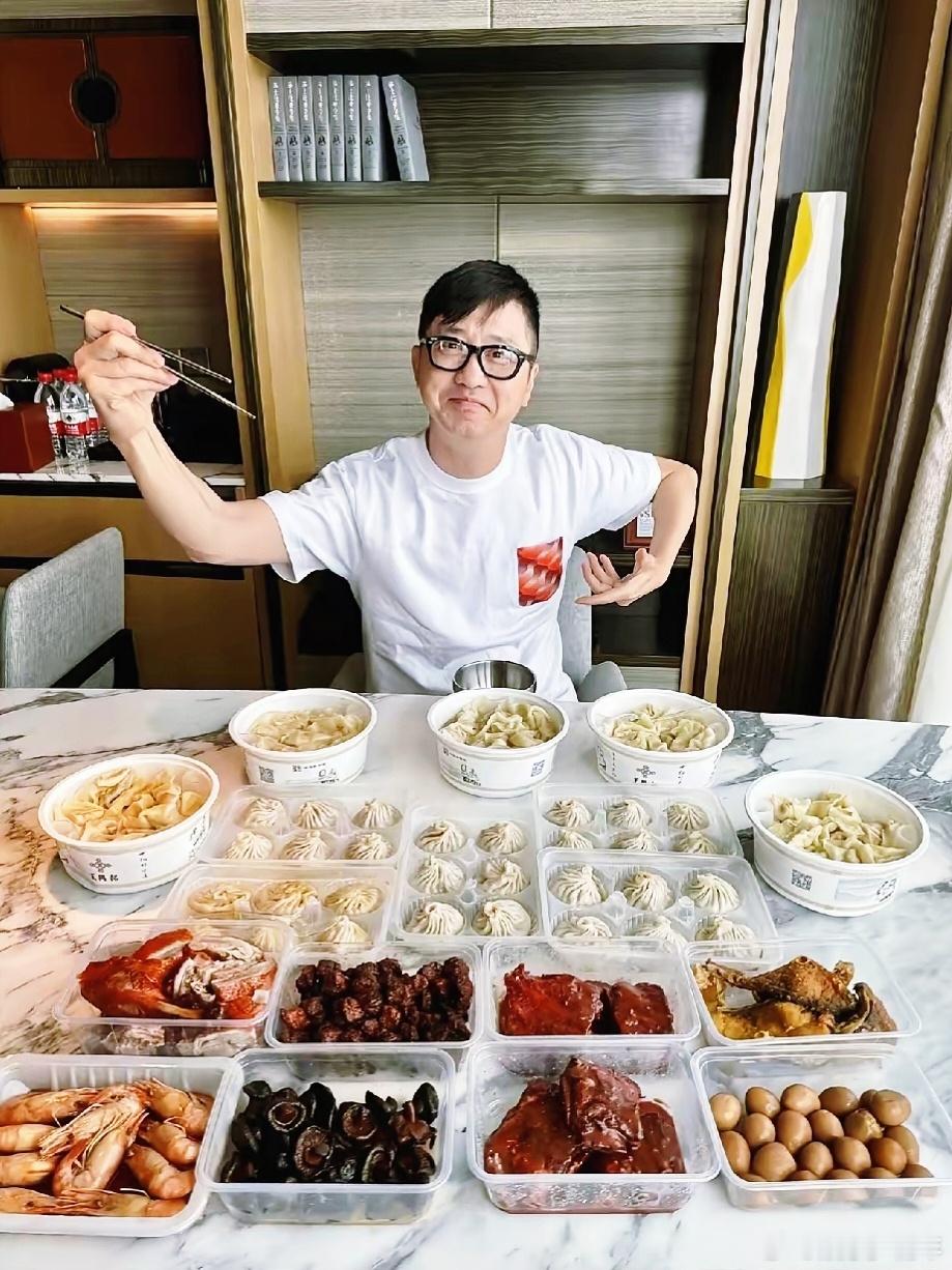 真不敢信！60多岁的“老顽童”庾澄庆，面对这一桌子大鱼大肉和包子饺子，居然有个奇