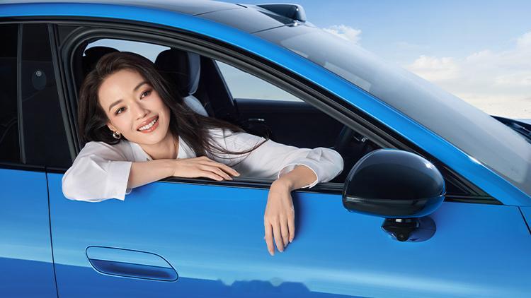 这是昨天官方发布的最新的舒淇为新一代SU7拍的广告，没想到今天突然成为热议的焦点