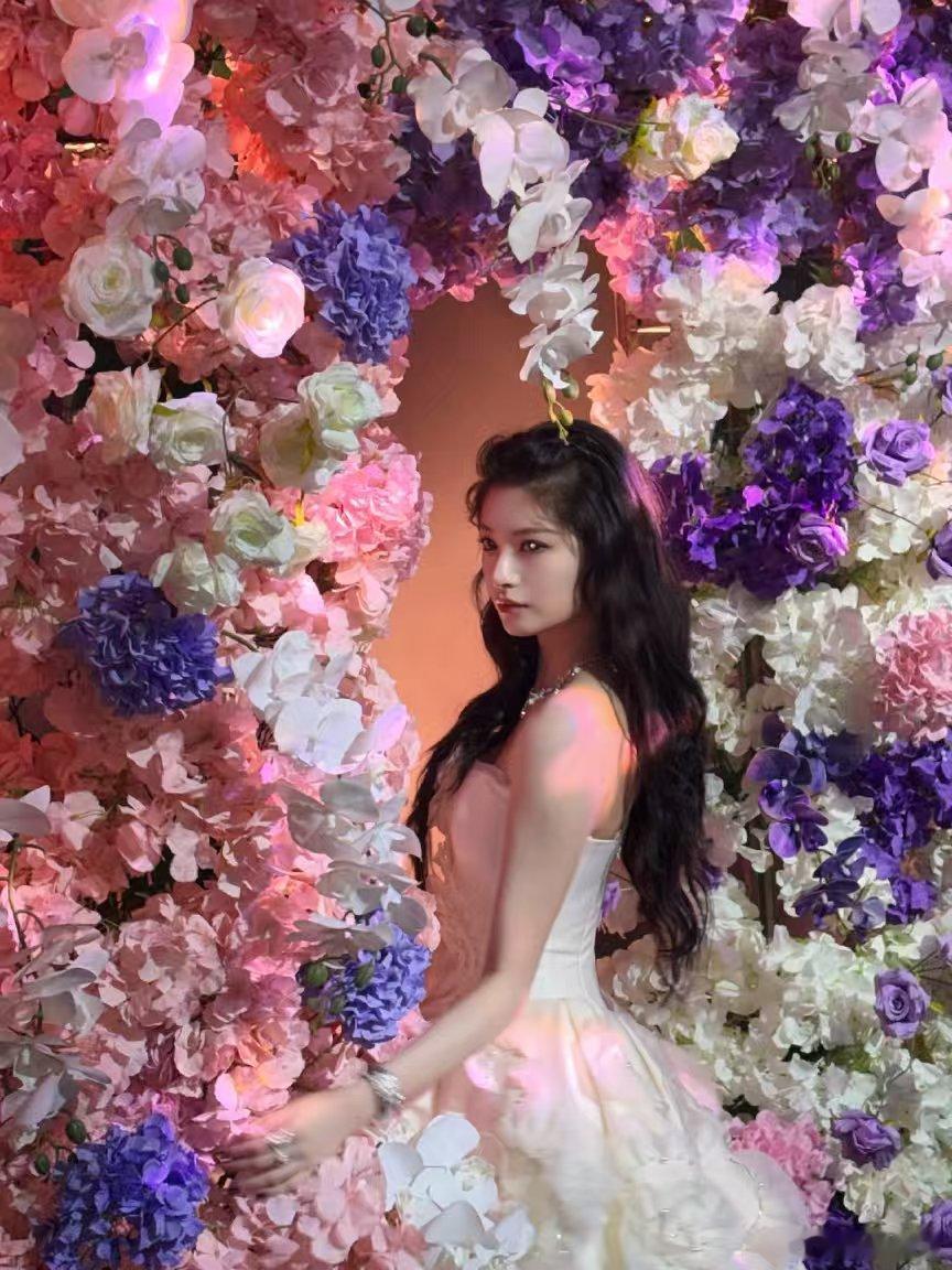 王怡人说田曦薇太好看了王怡人说田曦薇香香的王怡人走心夸赞田曦薇，颜值出众还香香的