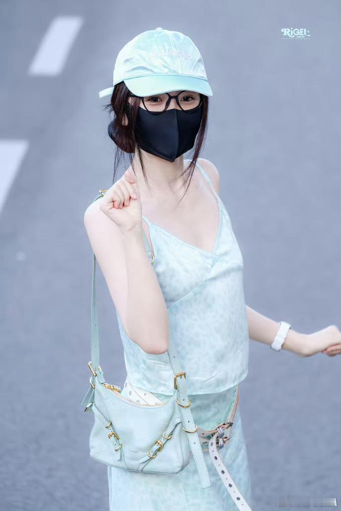 虞书欣薄荷绿吊带裙《念相思》上班饭拍，虞书欣清爽薄荷系私服上线，黑框眼镜自带慵懒