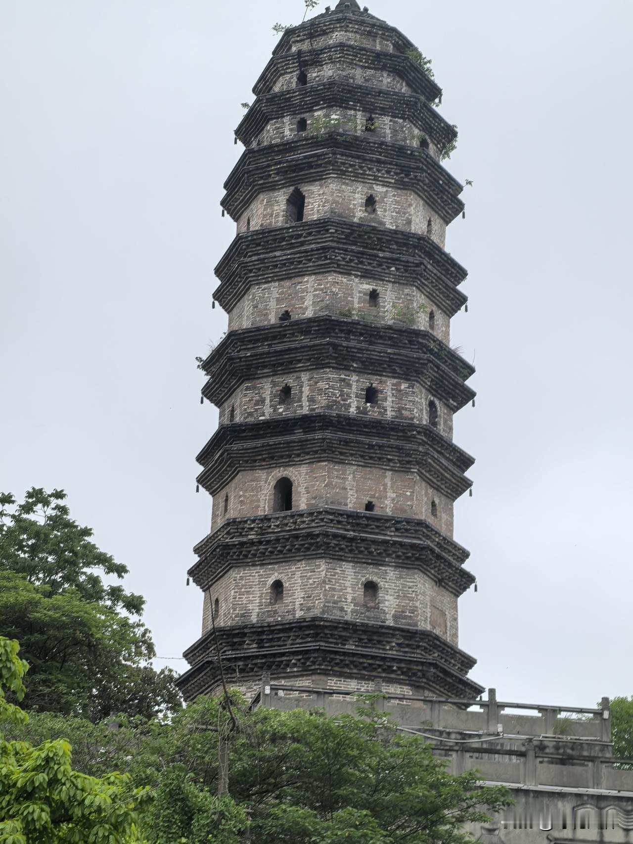 你敢每天发一张随手照吗刚才过雨，空气非常湿润，无意走到塔前，突然想到四个字，壮志