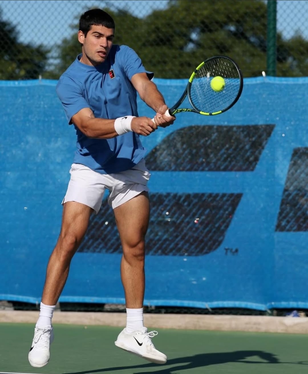 阿尔卡拉斯圣诞节发最新训练图！用上了PA新涂装，怪好看的❤️冬训也在提升适应澳网