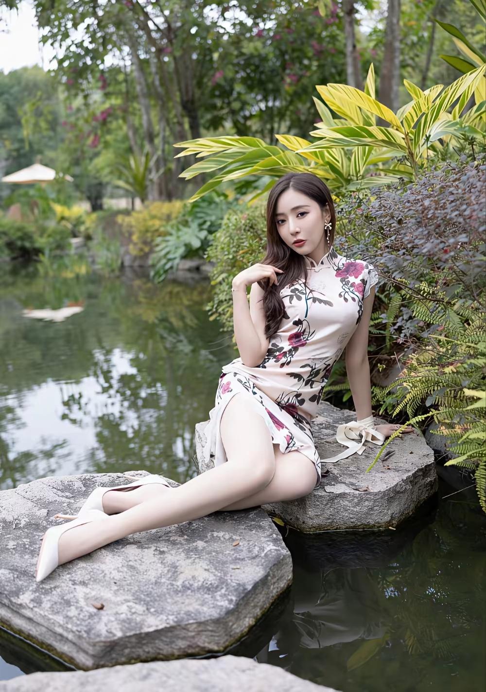 🌿 画面整体氛围
这组照片以江南园林水景为背景，绿意盎然的草木与澄澈池水相映成