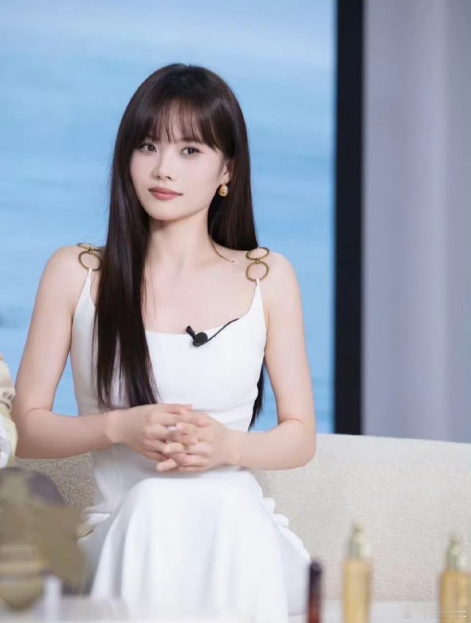 井迪展示腋毛井迪真的是妥妥搞笑女，不会去在乎别人对她外貌的评价，还当众展示腋毛。