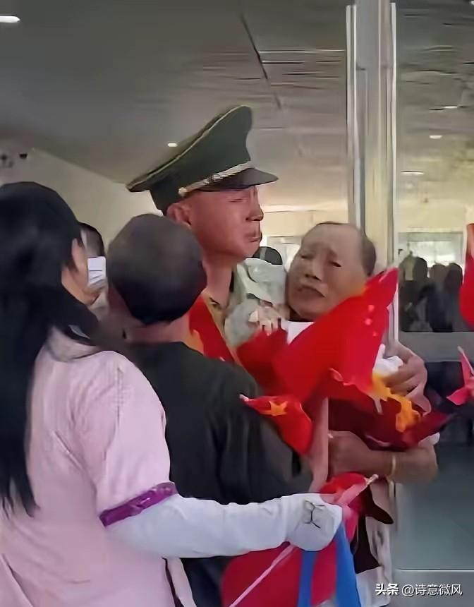 柳州老兵退役返乡，十二年思念终抵团圆
 
“上人民日报了！”广西柳州，男子当兵1